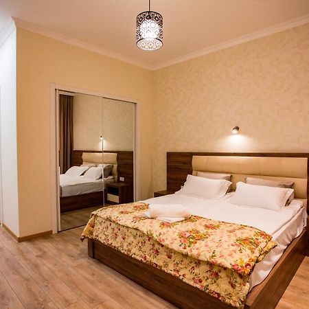 Yellow Apartment In Avlabari Tbilisi Exterior foto