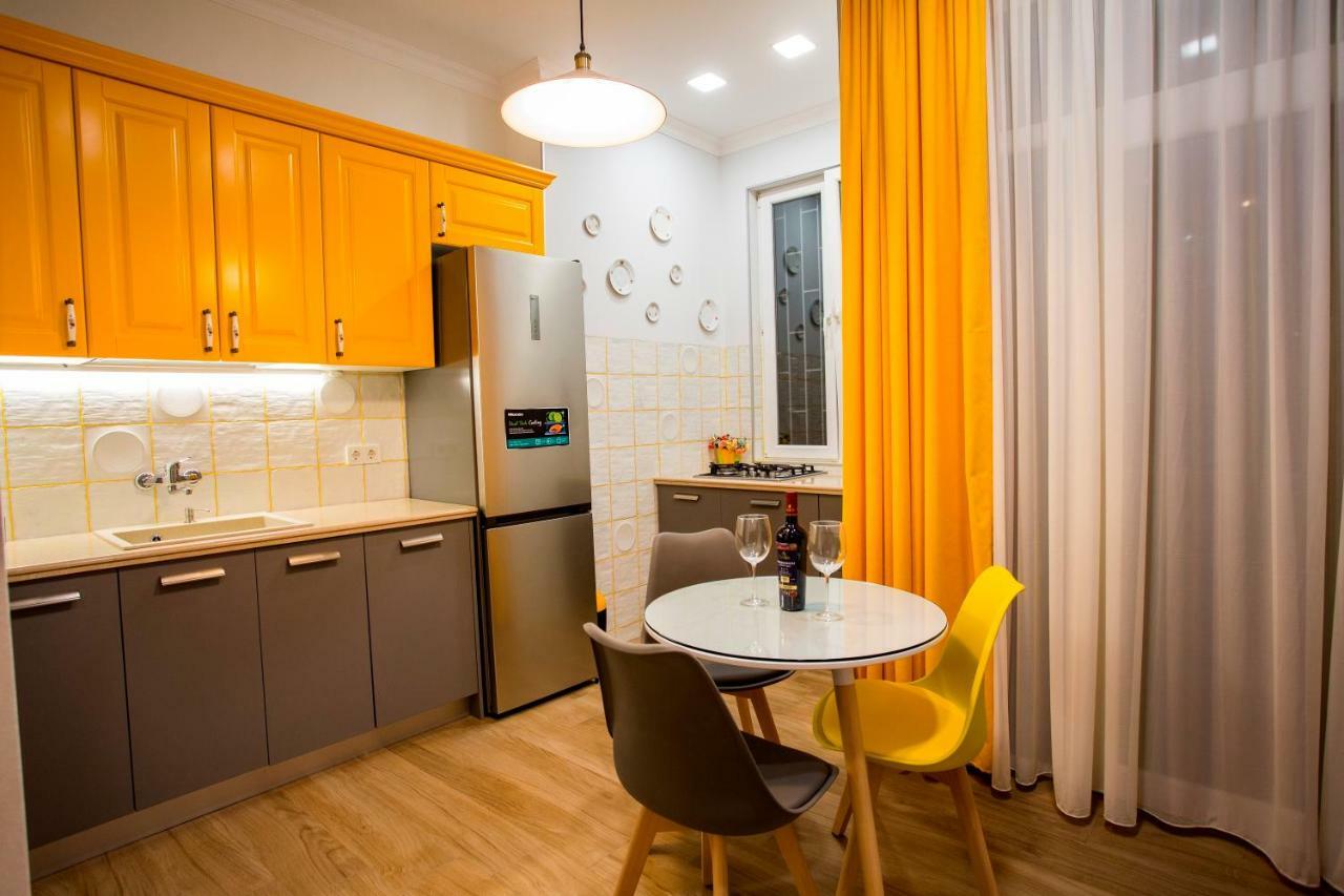 Yellow Apartment In Avlabari Tbilisi Exterior foto